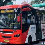 Tj menghentikan dan mengalihkan sementara layanan bus di beberapa titik akibat dampak demonstrasi, mengganggu mobilitas warga kota