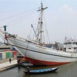 Selembar kain berwarna merah yang dipajang di pelabuhan Sunda Kelapa menjadi simbol pengingat kemenangan bersejarah bagi warga Jakarta dan menegaskan semangat persatuan bangsa