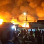 Kios di Pasar Bintara Bekasi Tersulut Api Akibat Korsleting Tiang Listrik, Api Cepat Merambat dan Menghancurkan Barang Dagangan