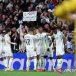 Real Madrid kembali memimpin klasemen sementara setelah mengalahkan Malaga dengan skor meyakinkan 4-0, memperkuat ambisi juara