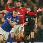 Hasil Liga Inggris terbaru menunjukkan Manchester United menghancurkan Ipswich Town dengan skor 5-2, di mana Bruno Fernandes mencetak hattrick spektakuler