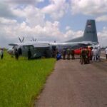 Pesawat Cassa mengalami tergelincir di landasan Bandara Hasanuddin pada Selasa siang, memicu evakuasi penumpang dan penyelidikan penyebab insiden