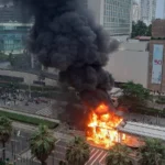 Jakarta Membara: Kerusuhan Pejompongan Berujung Maut dan Pembakaran Fasilitas Umum