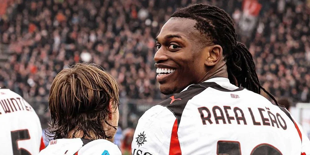 Masa Depan Rafael Leao di AC Milan: Antara Spekulasi Transfer Roma, Leeds, dan Debut Gemilang Sang Penerus