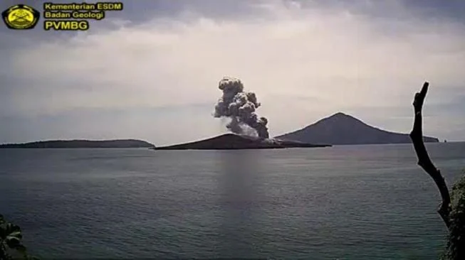 Anak Krakatau Meletus Dahsyat: Ribuan Penumpang Terjebak dan Delapan Bandara Lumpuh