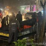 Brimob Polda Sumbar Turun Langsung Membantu Penanganan Banjir Bandang yang Menggenangi Jalan di Solok, Sumatera Barat