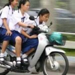 Aksi viral pelajar yang menggendong teman naik motor bonceng empat orang memicu perdebatan keselamatan di jalan Ciputat