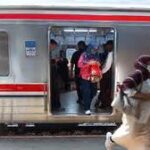 KRL Greenline mengalami penundaan pagi ini di Stasiun Daru akibat gangguan sinyal, membuat ribuan penumpang terjebak menunggu