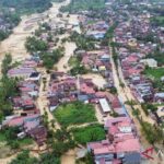 Banjir bandang melanda kompleks Pemkab Solok, menggenangi ruang kantor dan menyebabkan peralatan penting hanyut terbawa air