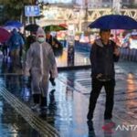 BMKG mengingatkan pada hari Selasa bahwa mayoritas kota besar di Indonesia akan mengalami hujan mulai ringan hingga lebat, warga diminta waspada