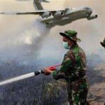 Mekanisme water bombing dijelaskan: pesawat khusus menurunkan 4.000 liter air secara tepat ke lokasi kebakaran untuk memadamkan api secara efisien