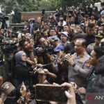 BNPB mengimbau masyarakat tetap tenang, tidak panik, dan mengikuti panduan respons cepat terhadap erupsi terbaru Gunung Anak Krakatau yang mengancam wilayah pesisir