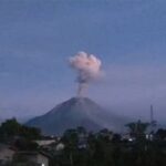 BNPB mengumumkan status siaga Gunung Sinabung dan meminta seluruh warga di Kabupaten Karo segera evakuasi untuk menghindari bahaya letusan mendadak