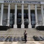 Mahkamah Konstitusi menolak gugatan yang menuntut wajib verifikasi identitas untuk cegah akun media sosial anonim, keputusan ini menegaskan batas kebebasan digital