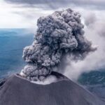 Penerbangan Amsterdam dialihkan ke Kualanamu akibat abu vulkanik Anak Krakatau mengganggu visibilitas, memaksa maskapai mengatur rute darurat