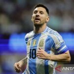 Lionel Messi mengumumkan pensiun resmi dari tim nasional Argentina, menutup karier internasionalnya yang gemilang dan meninggalkan warisan inspiratif bagi pemain muda
