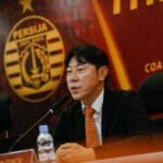 Shin Tae-yong menanggapi isu Persija belum dapat izin kepolisian untuk laga melawan Persib di SUGBK, peringatkan potensi gangguan jadwal kompetisi