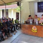 Siswa Sespimmen Polri menggelar edukasi kepada warga Ogan Ilir tentang bahaya karhutla sekaligus membagikan masker sebagai upaya pencegahan kesehatan masyarakat