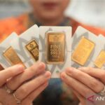 Harga emas Antam pada Sabtu melonjak Rp4.000 per gram, mencapai Rp2,604 juta, mencerminkan tren kenaikan pasar logam mulia