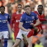 MU Kalahkan Ipswich dengan skor telak, namun suporter menuntut Ineos segera jual Luke Shaw demi perbaikan skuad