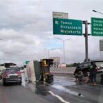 Truk terguling di Tol Jatibening arah Jakarta menyebabkan kemacetan hingga 2,5 km, menghambat arus lalu lintas sore itu
