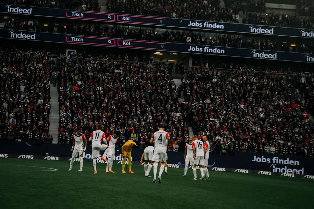 Keajaiban Augsburg di Deutsche Bank Park: Eintracht Frankfurt Tergilas dalam Drama 103 Detik!