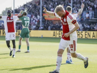 Dinamika Ajax: Dari Kemenangan Manis di Groningen hingga Sorotan Transfer dan Kontroversi Suporter