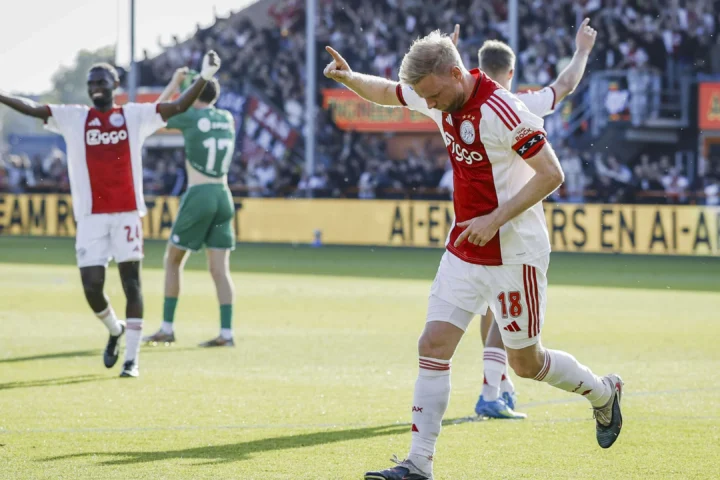 Dinamika Ajax: Dari Kemenangan Manis di Groningen hingga Sorotan Transfer dan Kontroversi Suporter