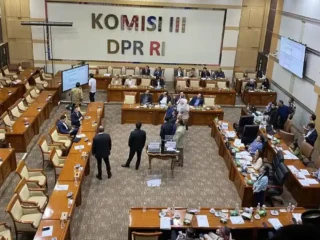 Dinamika Kursi Direktur: Dari Perombakan Korporasi Hingga Panggilan KPK