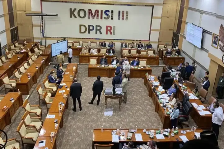 Dinamika Kursi Direktur: Dari Perombakan Korporasi Hingga Panggilan KPK