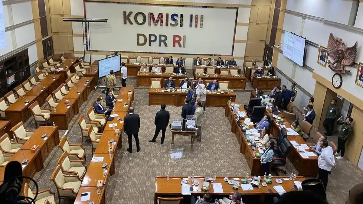 Dinamika Kursi Direktur: Dari Perombakan Korporasi Hingga Panggilan KPK