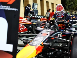 Drama Bug Software dan Hujan Deras: Max Verstappen Menang di GP Bahrain yang Berlangsung Chaos di Malaysia