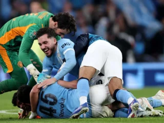 Drama Carabao Cup: Rayan Cherki Jadi Pahlawan Saat Man City Bungkam Brighton Lewat Adu Penalti