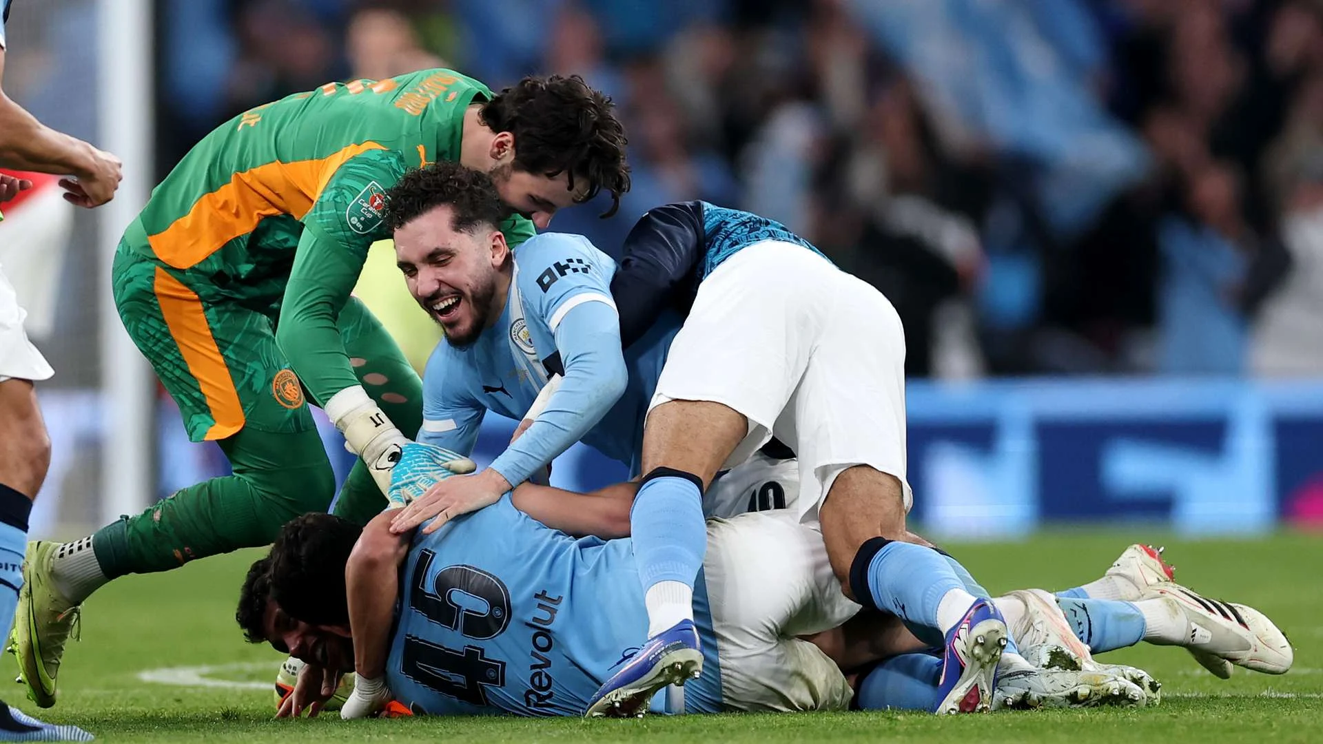 Drama Carabao Cup: Rayan Cherki Jadi Pahlawan Saat Man City Bungkam Brighton Lewat Adu Penalti