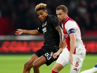 Dunia Olahraga Berguncang: Dari Peringatan Keras Ajax hingga Drama Transfer AFC North