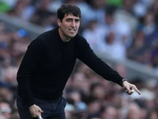 Era Baru Andoni Iraola di Liverpool: Antara Taktik Berani, Talenta Muda, dan Tantangan Kedalaman Skuad