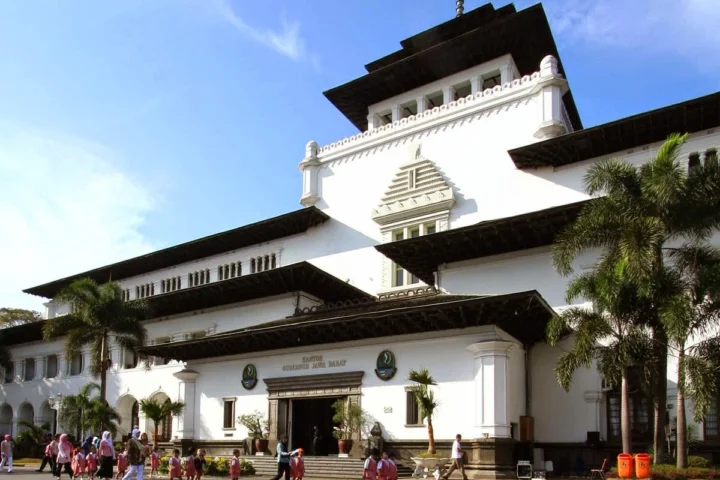 Gedung Sate: Dari Ikon Sejarah Wisata Hingga Pusat Transformasi Kesehatan Jawa Barat