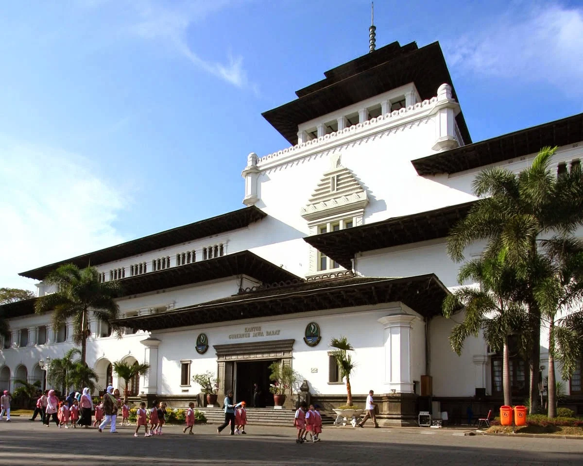 Gedung Sate: Dari Ikon Sejarah Wisata Hingga Pusat Transformasi Kesehatan Jawa Barat