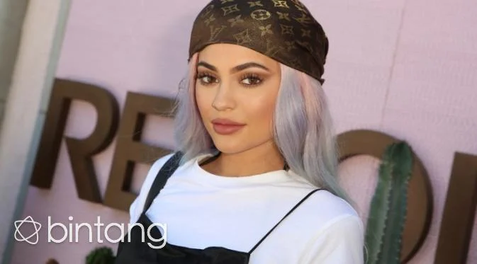 Kemewahan vs Tradisi: Kontroversi Kylie Jenner Mengenakan Fantasy Bra Senilai Rp825 Miliar