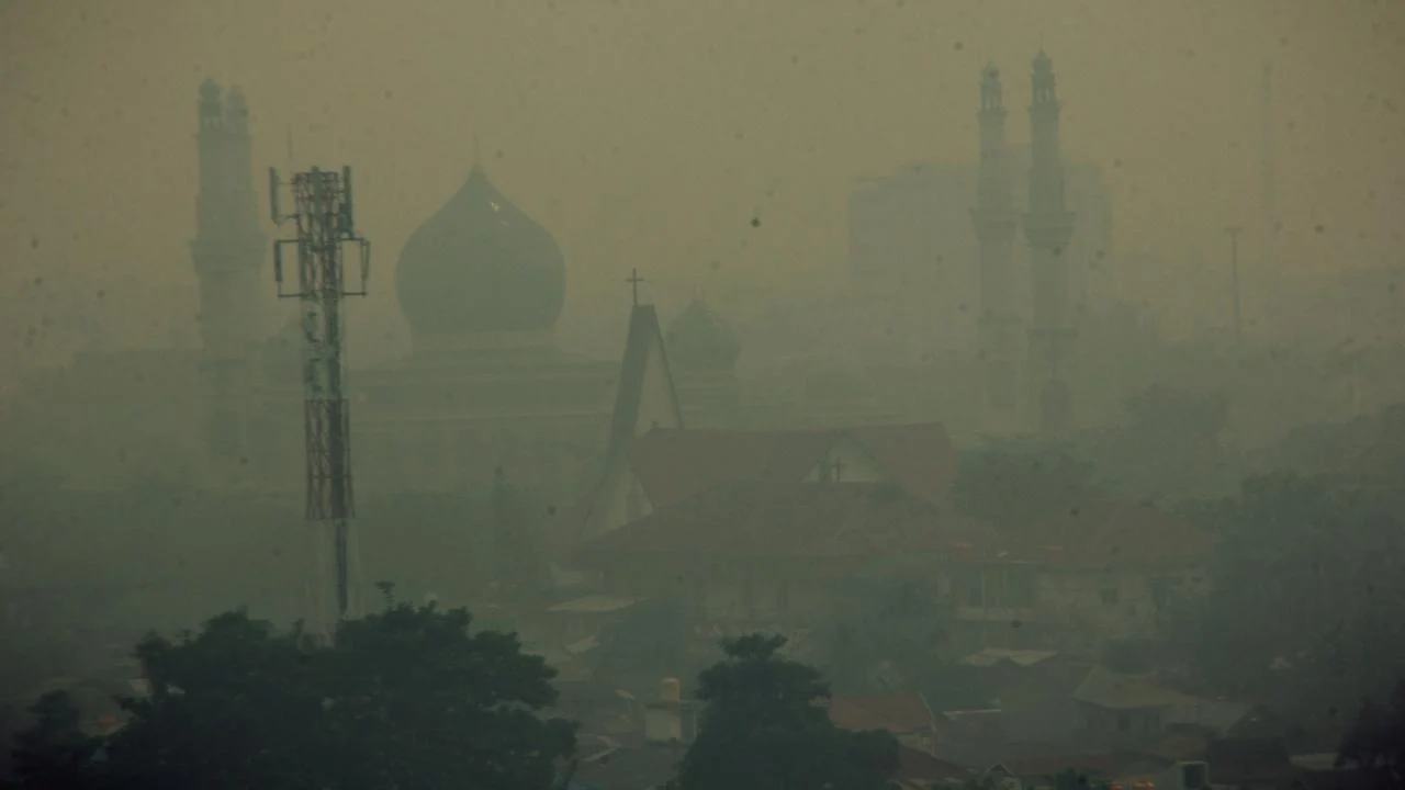 Kepulauan Riau Diselimuti Kabut Asap Pekat: Jarak Pandang Menurun dan Kualitas Udara Mengancam Kesehatan
