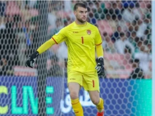 Kontras Nasib Maarten Paes: Berjaya Bersama Timnas Indonesia, Namun Terpinggirkan di Ajax Amsterdam
