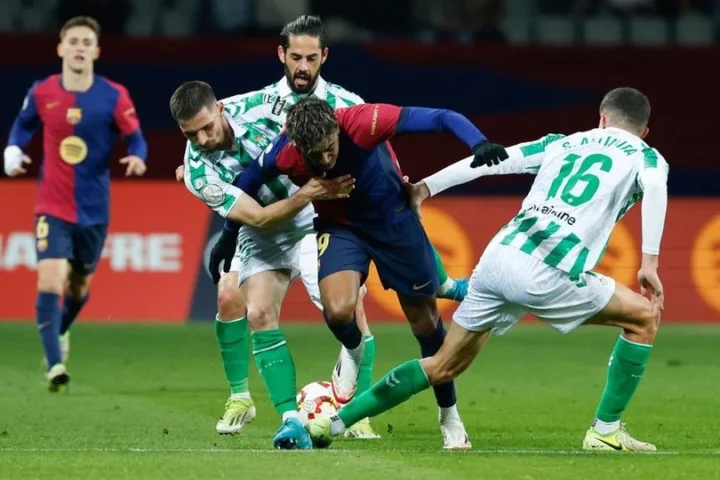Lamine Yamal Menggila, Barcelona Hancurkan Real Betis 5-2 di Tengah Drama Kartu Merah