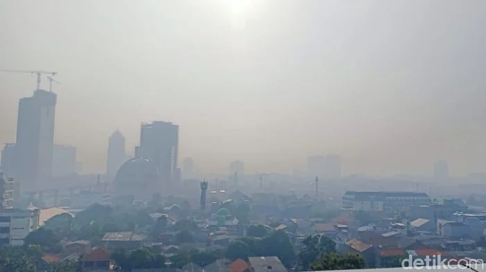 Langit Jakarta Berkabut: Benarkah Asap Karhutla Sampai Jakarta atau Hanya Polusi Biasa?