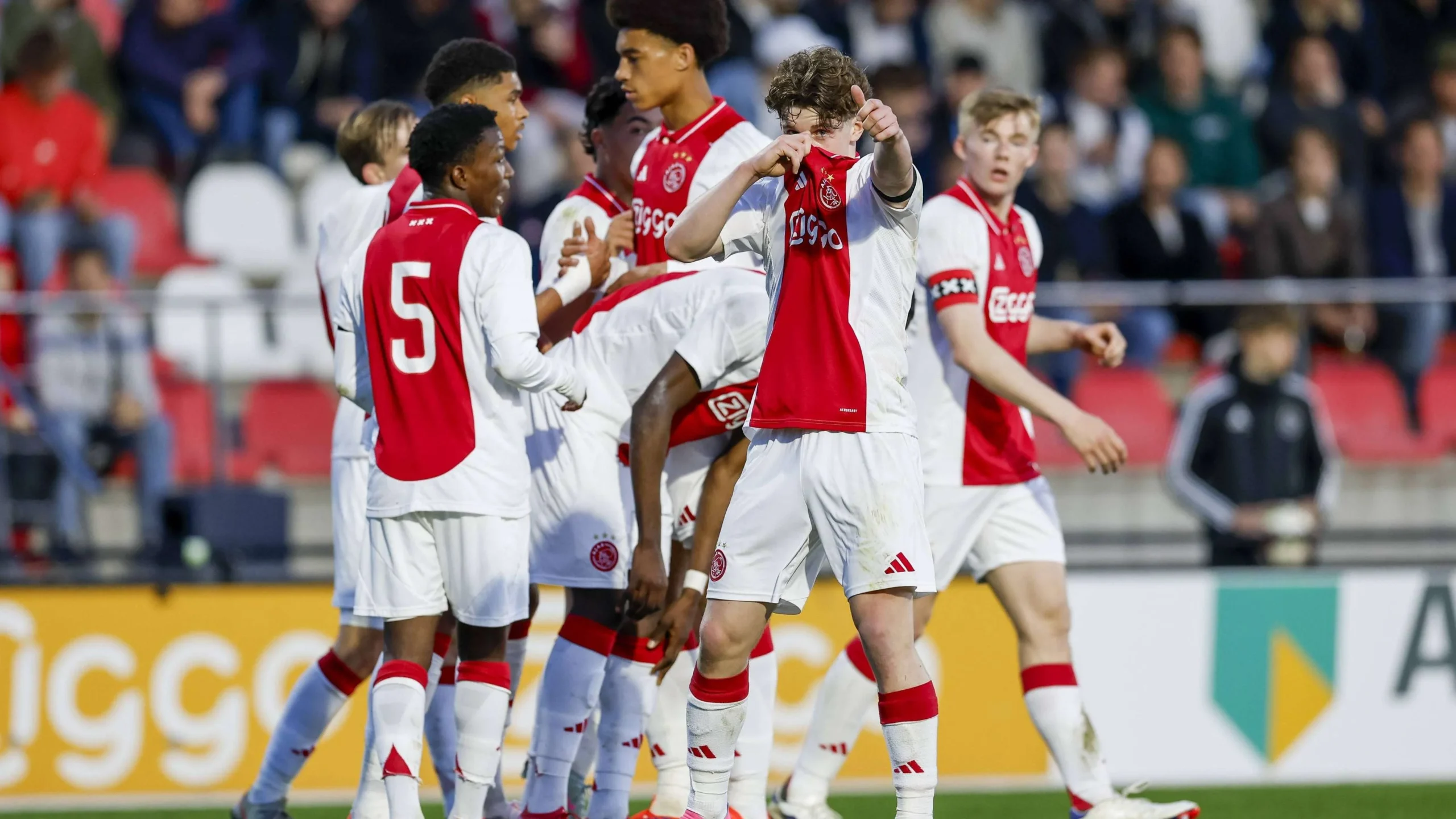 Masa Depan Cerah di Tengah Dinamika: Talenta Muda Ajax Bersinar dan Tantangan Transfer Pemain