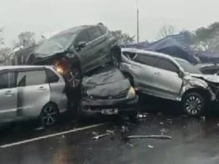 Mencekam! Truk Rem Blong Hantam 14 Kendaraan, Kecelakaan Beruntun di Tol Cipularang Picu Kemacetan Parah