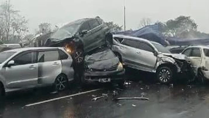 Mencekam! Truk Rem Blong Hantam 14 Kendaraan, Kecelakaan Beruntun di Tol Cipularang Picu Kemacetan Parah
