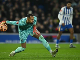 Mimpi Buruk Debut Premier League: Blunder Fatal Mike Penders Berujung Kekalahan Chelsea dari Tottenham