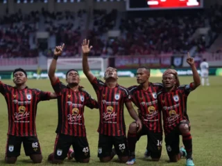 Misi Bangkit Mutiara Hitam: Persipura Jayapura Siap Tekan Persiba Balikpapan di Pegadaian Championship