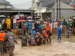 Padang Diterjang Banjir Bandang: Tanggul Jebol, Ratusan Warga Dievakuasi dan Pemerintah Kerahkan Alat Berat