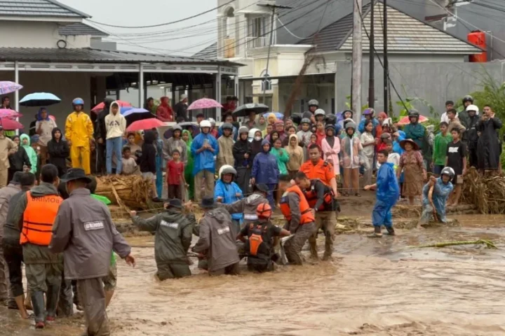 Padang Diterjang Banjir Bandang: Tanggul Jebol, Ratusan Warga Dievakuasi dan Pemerintah Kerahkan Alat Berat